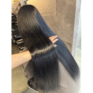 《鈴木茉奈》ブルーブラック/ブリーチカラー/透明感 - elu by lovis【エル バイ ラビス】掲載中