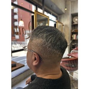 グレイを活かしたローベースフェード — 大人の上品なショート - Lourdes hair design【ルルドヘアーデザイン】掲載中