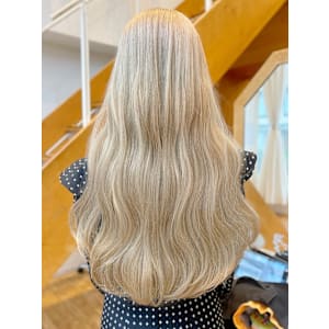 ケアブリーチデザインカラーシアーベージュロングウェーブ巻き髪