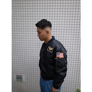 バーバーアイロンパーマミドルスキンフェードフェザーアップ