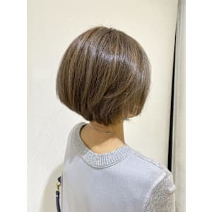 白髪を生かしたカラーリング　束感ショートボブ - Ash 八王子店【アッシュハチオウジテン】掲載中