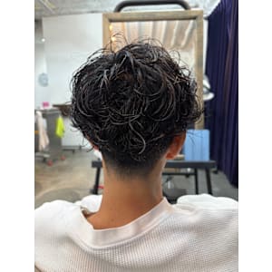 後ろ姿までキマる束感メンズパーマ