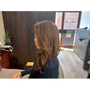 柔らか質感のレイヤーロングウェーブ