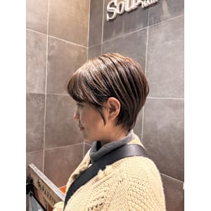 ヴァイオレットアッシュカラーのショートヘア