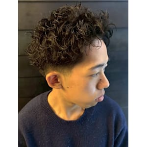 スペインカール ナチュラルブラウン ツーブロック 20代 - THIS IS BARBER 2nd【ディスイズバーバーセカンド】掲載中
