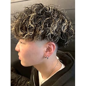 ハイライト スキンフェード スパイラルパーマ 波巻きパーマ - THIS IS BARBER 2nd【ディスイズバーバーセカンド】掲載中