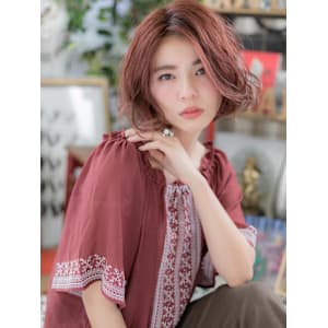 ピンクベージュセンターパートくせ毛風ボブ　ボルドーカラー