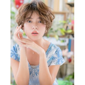 くせ毛風ゆるふわカール無造作前下がりボブ　モーブブラウン