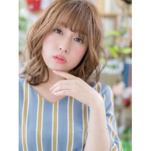 外国人風大人ハイライト透け感くびれミディ　ゆるふわミディアム