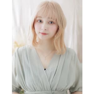 ハイトーンカラーくせ毛風ニュアンスパーマ　ゆるふわミディアム