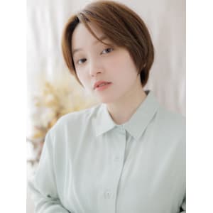 センターパート小顔ショートカットレイヤー　オリーブグリーン