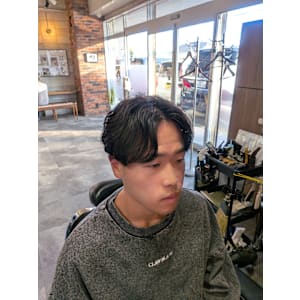 カルマ風センターパート - @110 BARBER SHOP CONTINENTAL【ワンワンオー バーバー ショップ コンチネンタル】掲載中