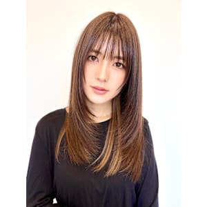 ミディアムレイヤーカット/インナーカラー/イヤリングカラー