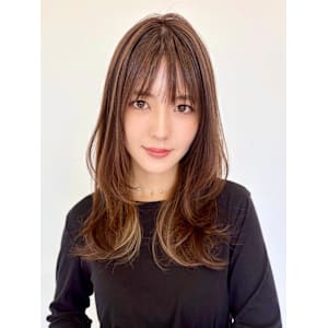 ミディアムレイヤーカット/インナーカラー/イヤリングカラー