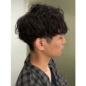 ツーブロック スパイラルパーマ メンズショート 束感 20代