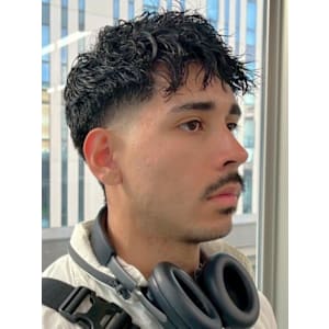 ツイストスパイラルパーマ フェードカット 眉毛カット 20代