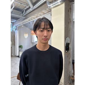 ステップボーンカットメンズヘア/センターパート