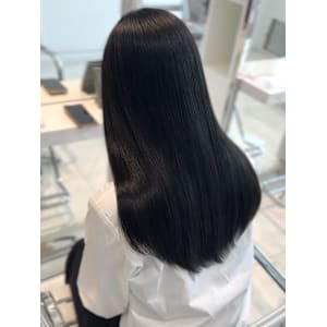 赤みが消えるオリーブグレージュ