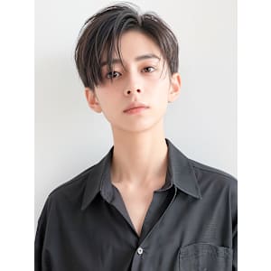 黒髪コンマヘア刈り上げセンターパートp1　ジェントルショート