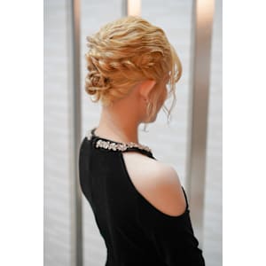 ヘアアレンジ×エレガントツイストアップ