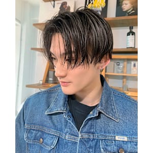 色気刈り上げセンターパートガイルヘアニュアンスパーマ