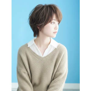 くすみブラウンの軽やかミディアムボブウルフ