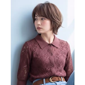 やわらかく揺れる大人のミディアムウルフ