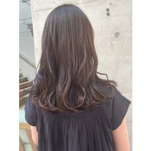 深みブラウンのフェミニンヘア