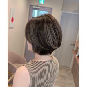 ショートボブ　レイヤー　白髪ぼかし