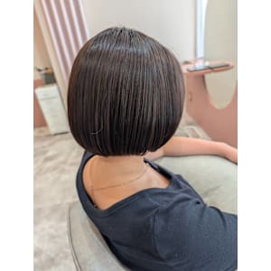 ショートボブ　艶　丸みのあるシルエット