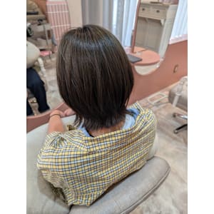 ミディアムショート　レイヤー　外はね