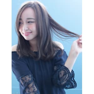 グレーアッシュのセミロングスタイル