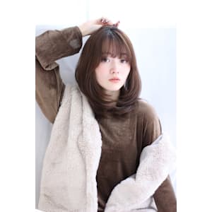 ミディアムくびれレイヤー×ブラウンカラー