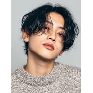 【ウェーブセンターパート×柔モード】余裕感を引き出す質感ヘア