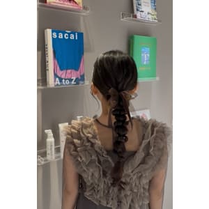 ブラウンリボンが映える編み下ろしヘア