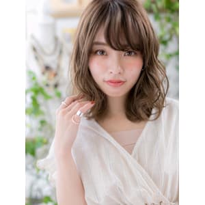 斜めバング大人ハイライト外国人風ウェーブ　ヘーゼルブラウン - COVER HAIR bliss【カバーヘア ブリス】上尾/上尾西口店【カバーヘアブリス アゲオ アゲオニシグチテン】掲載中