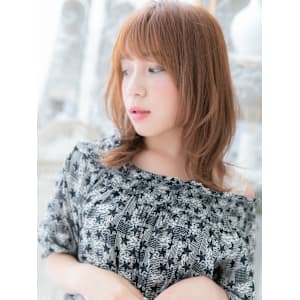 斜めバング外ハネカールミディアムレイヤー　ミディアムレイヤー