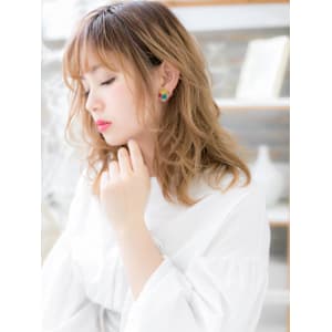 羽のような外国人風ふんわりフェザーウェーブ　ゆるふわミディア