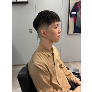 バーバークロップミドルスキンフェードアイロンパーマ/渋谷 - INTRO . by Fi-Ne 渋谷【イントロ バイ フィーネ シブヤ】【イントロ バイ フィーネ シブヤ】掲載中