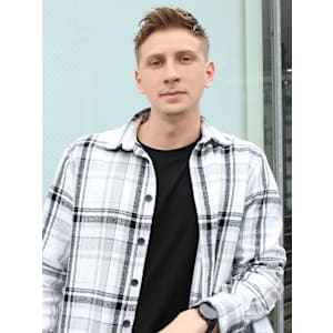 007主演　ダニエル・クレイグ　風　ヘアスタイル