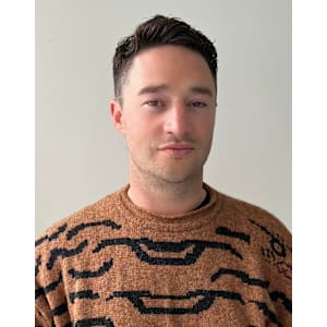 外国人風　クセ毛風パーマ　ヘアスタイル