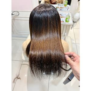 ダメージ補修**しながら叶える極上ツヤストレート