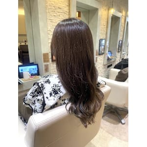 秋のまろやかアッシュグレーで透明感アップ