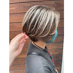 大人ブロンドハイライトボブ