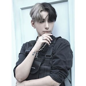 刈り上げセンターパートサーフカールフェザーパーママレットヘア