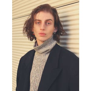 刈り上げセンターパートサーフカールフェザーパーママレットヘア