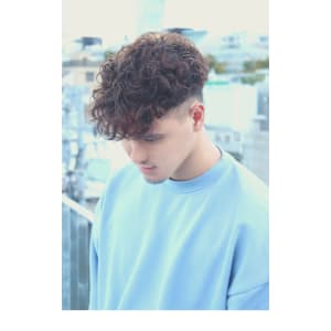 刈り上げセンターパートサーフカールフェザーパーママレットヘア