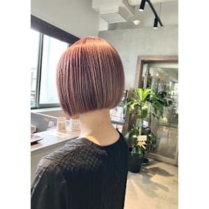 ダブルカラー/前下がりボブ