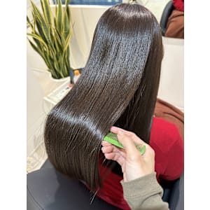 髪質改善専門サロンEmuest×スタイル