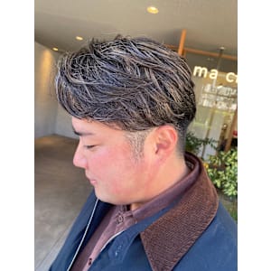 メンズ　センターパート　ハイライトスタイル